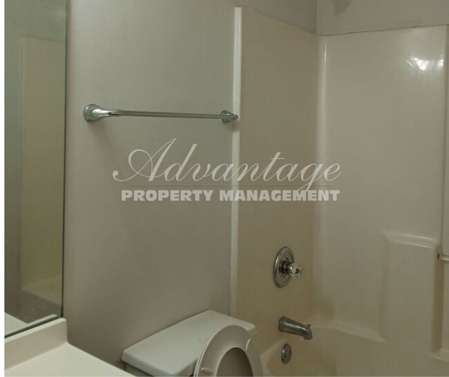 Building Photo - Cute 3 bedroom 2 bathroom home in Frayser ...