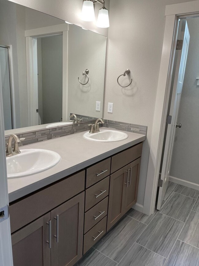 Building Photo - 2091 Legacy Hts Dr SE