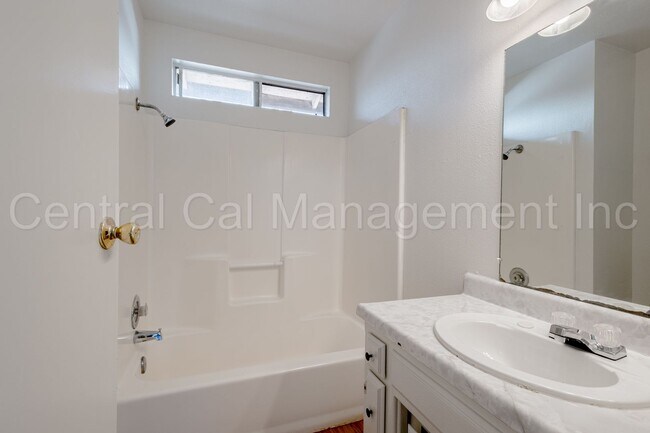 Building Photo - 617 30th St