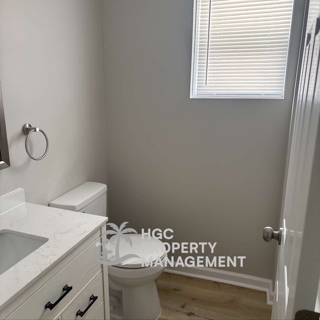 Building Photo - 827 Moore St