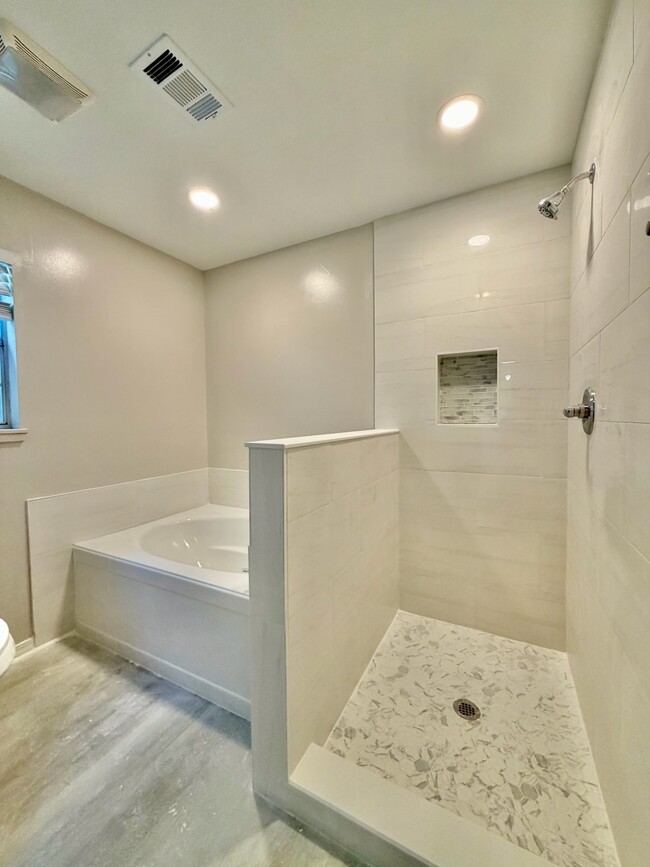 Building Photo - 437 S Shore Dr