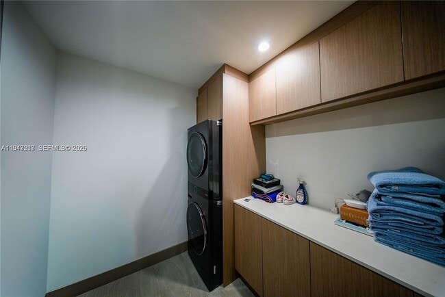 Building Photo - 7520 W Treasure Dr