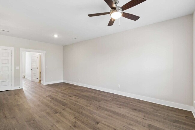 Building Photo - "Charming 3-Bed Townhouse Retreat with 2.5 Baths in Hendersonville's Heart!"