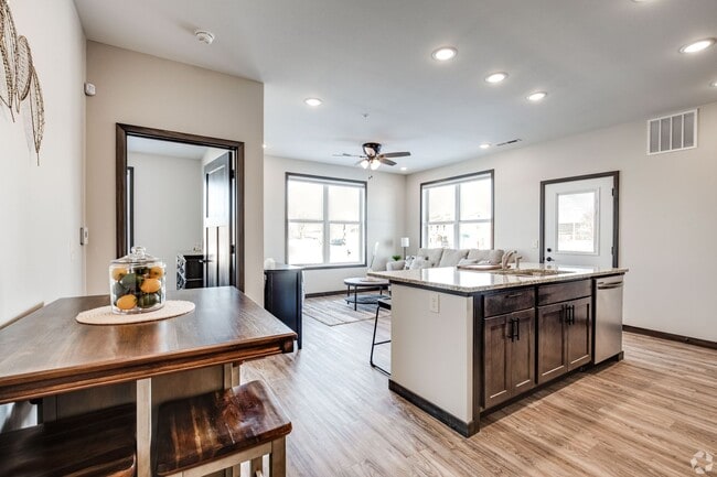 Building Photo - 1609 Doman Dr