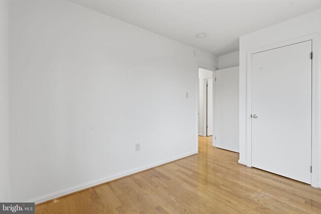 Building Photo - 4904 Hollywood Rd