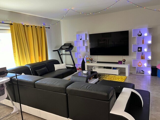 Building Photo - 4 Bedroom 2.5 Bathroom 2 Story Single Family Home