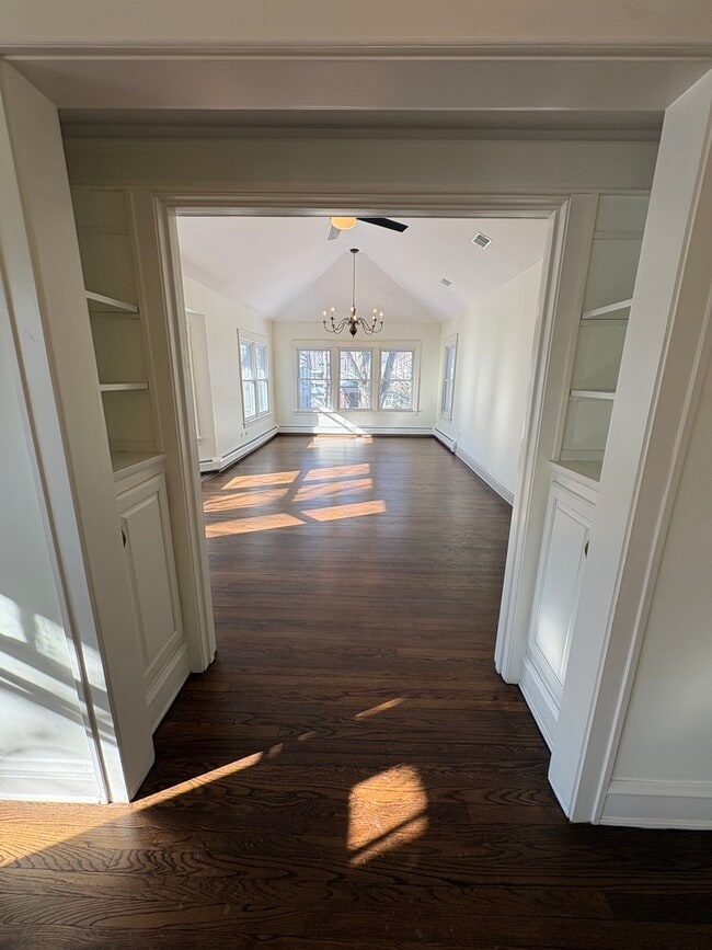 Building Photo - 416 N Grove Ave