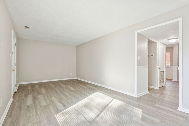 Building Photo - Move In Ready Townhome!