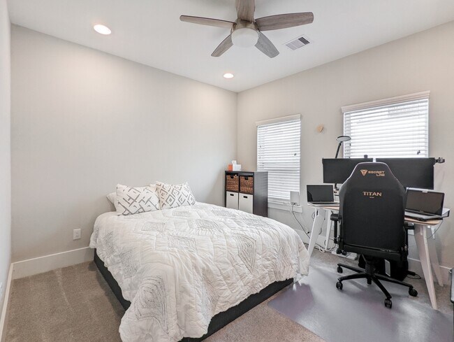 Building Photo - 1114 W 15th 1/2 St