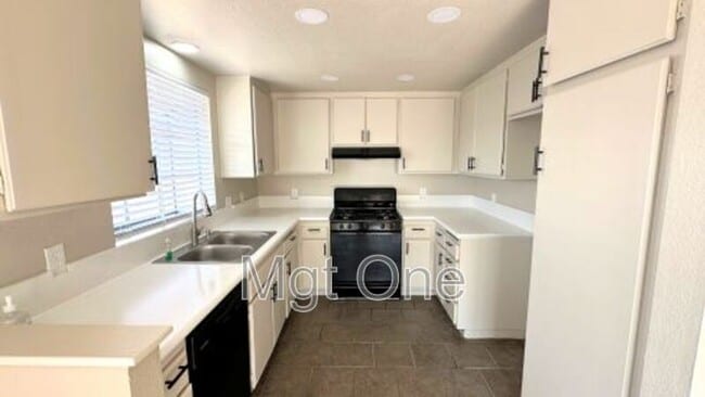 Building Photo - 15763 Paine St
