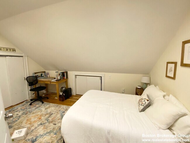 Building Photo - Super Renovated Apt Near NEU!  Laundry in Unit, Spacious and Sunny!