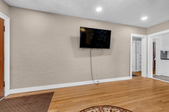 Building Photo - Upstairs Unit, Furnished Home
