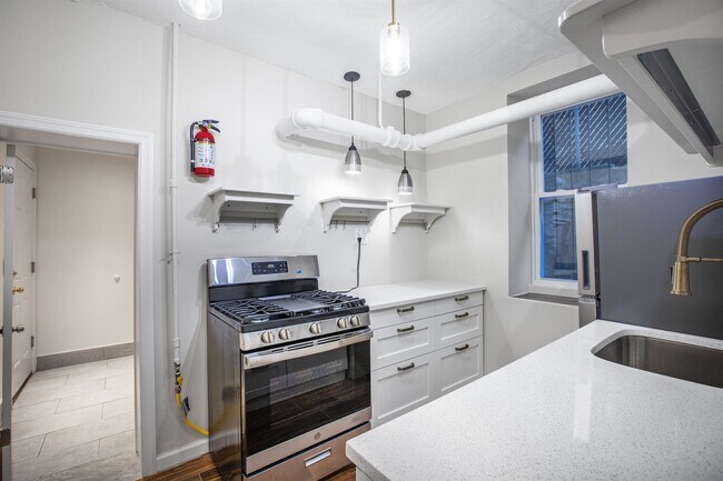 Building Photo - 7812 Hudson Ave