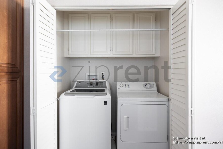 Building Photo - 3048 Beachwood Blf Wy