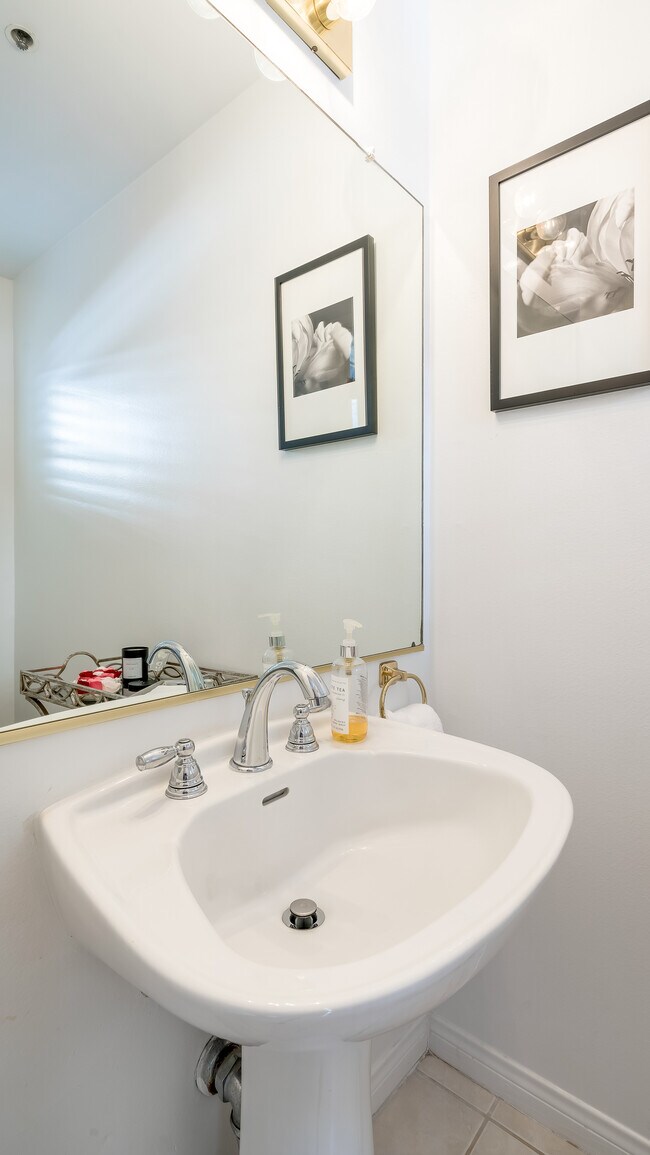 Building Photo - 2025 S Beverly Glen Blvd