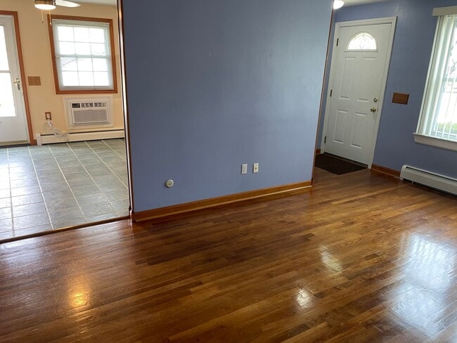 Building Photo - Single Family Home For Rent in North Kingstown!