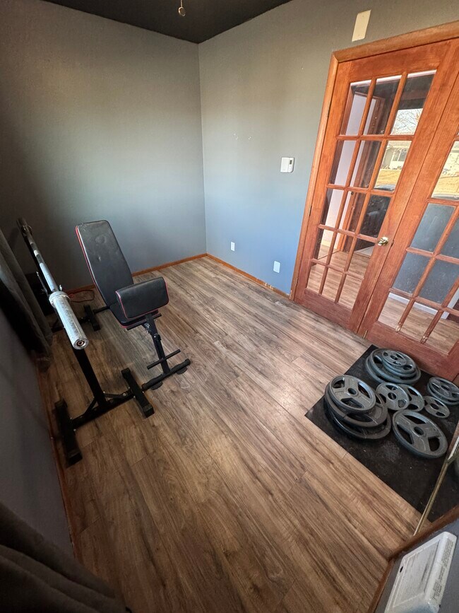 Building Photo - 417 Skyway Dr