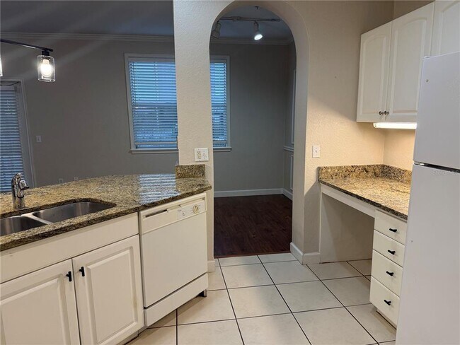 Building Photo - 860 N Orange Ave