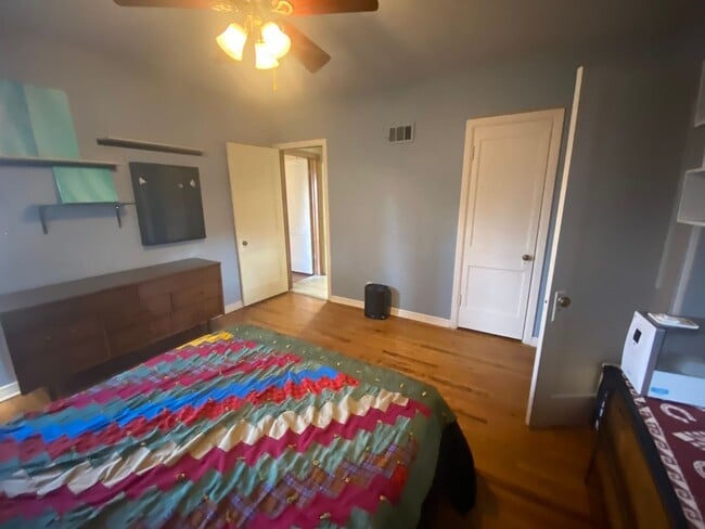 Building Photo - Awesome 2 bedroom Bungalow in Cory-Merill Neighborhood