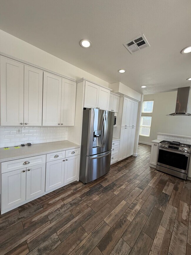 Building Photo - 635 Aliento Way