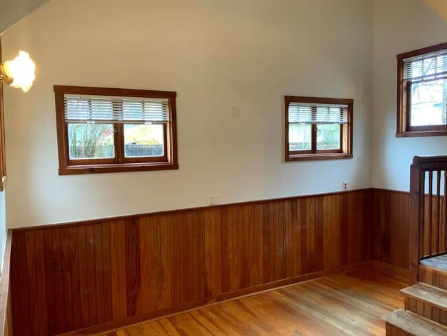 Building Photo - 1 Bedroom House in the Whit