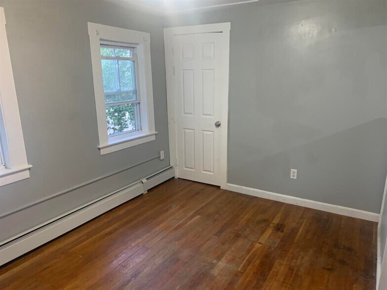 Building Photo - 12 Broad