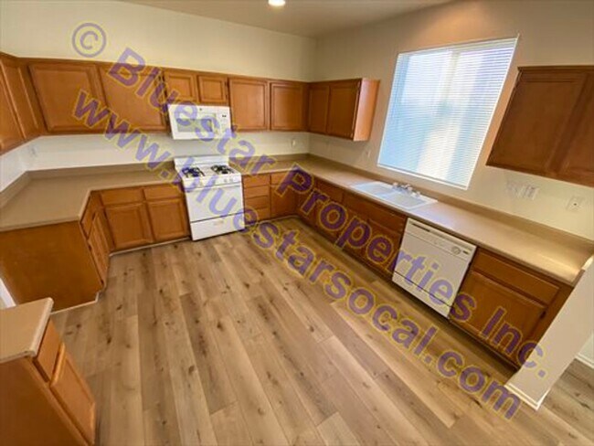 Building Photo - Home in VICTORVILLE! 4bd/2.5ba