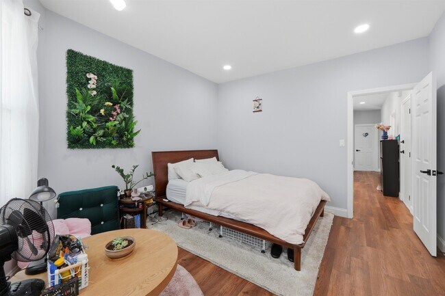 Building Photo - 17 Troy St