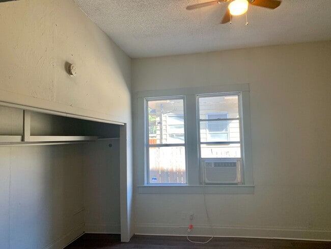 Building Photo - SPACIOUS 3 BEDROOM 1.5 BATHROOM APARTMENT ...