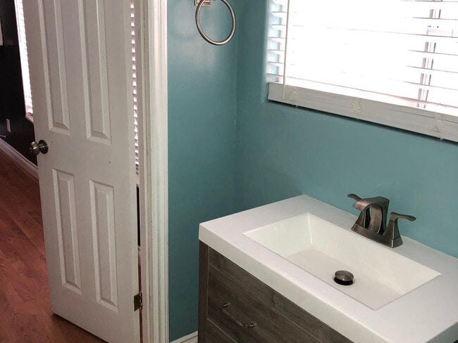 Building Photo - "Charming 3-Bed Gem with Granite & Hardwoo...