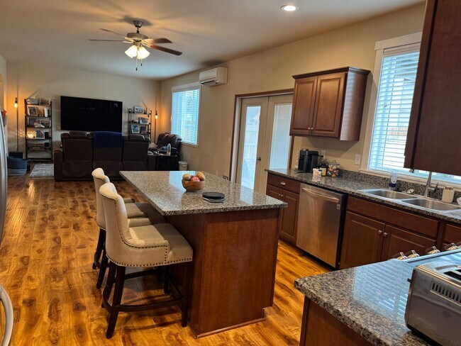 Building Photo - Spacious Vista View Home for Lease