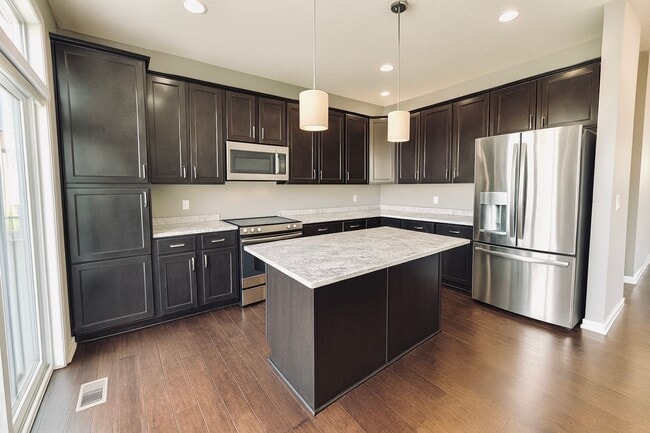 Building Photo - Updated 4bed/3bath Townhome in Prime Maple...