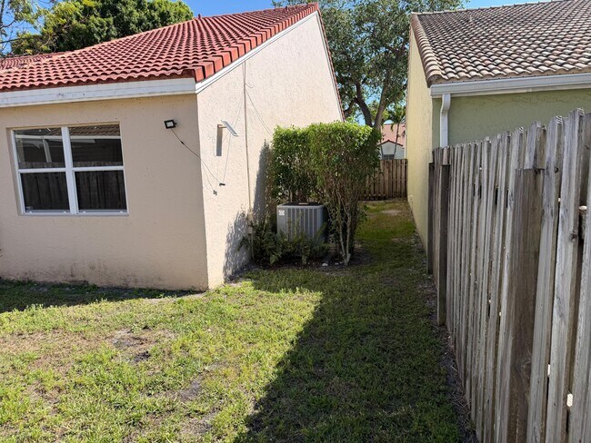 Building Photo - 10123 Caoba St