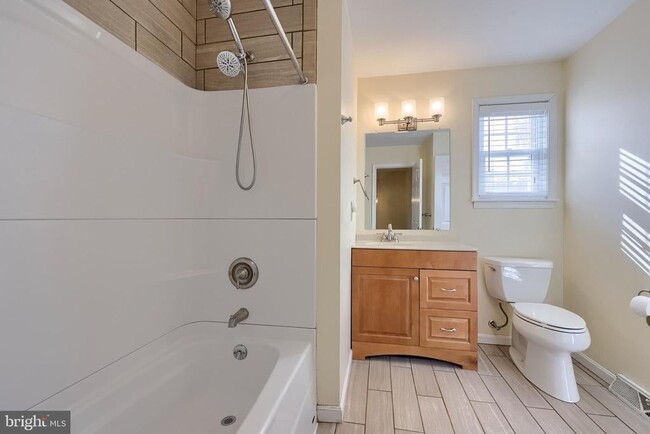 Building Photo - 1902 Pin Oak Dr