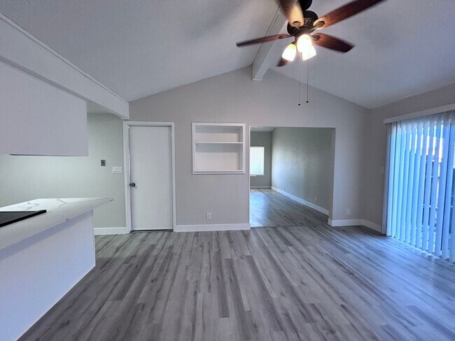 Building Photo - 10433-10433 El Mercado Dr