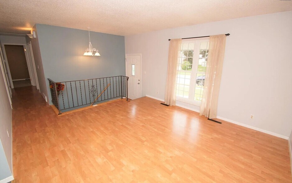 Building Photo - 2609 W 55th St