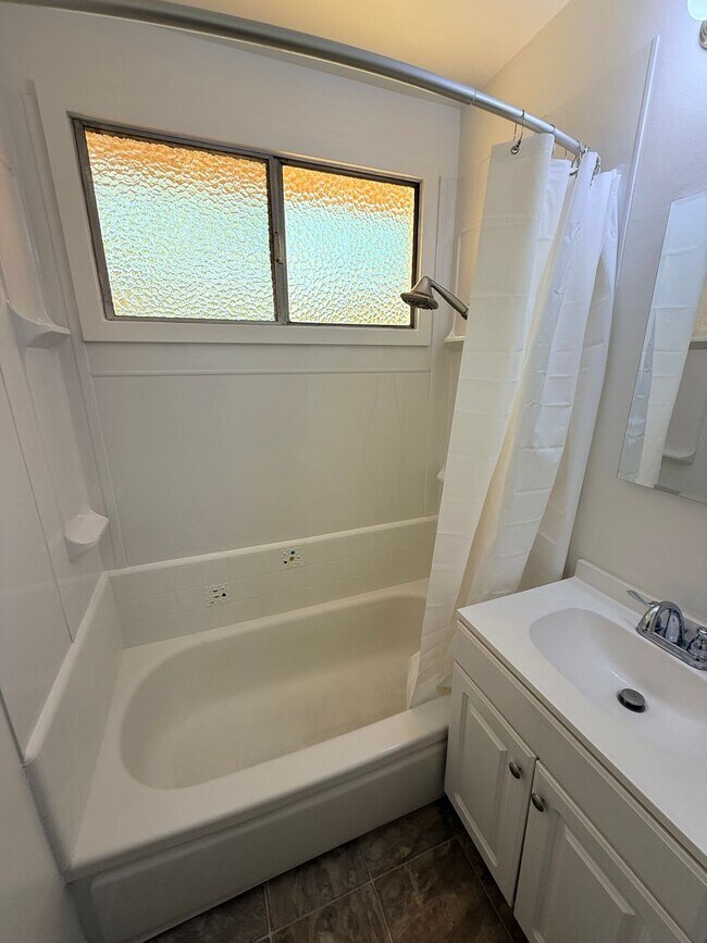 Building Photo - 4 bedroom home in LB with Large backyard now ready to rent!