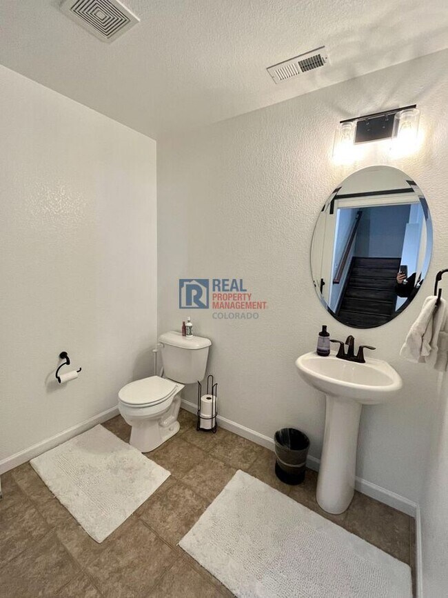 Building Photo - 5676 Shamrock Heights