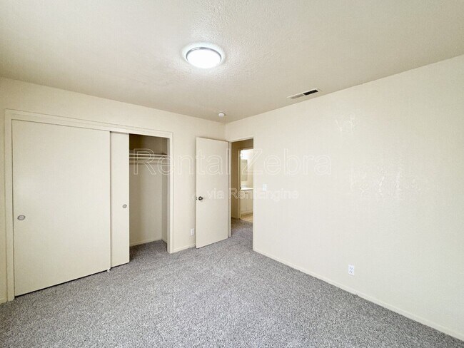Building Photo - 563 W 12th St