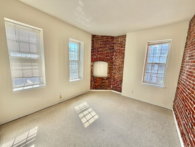Building Photo - Dupont Prime Location Tree-Lined Corcoran St & 17th 1 bed 1 bath Condo UTILITIES INCLUDED.