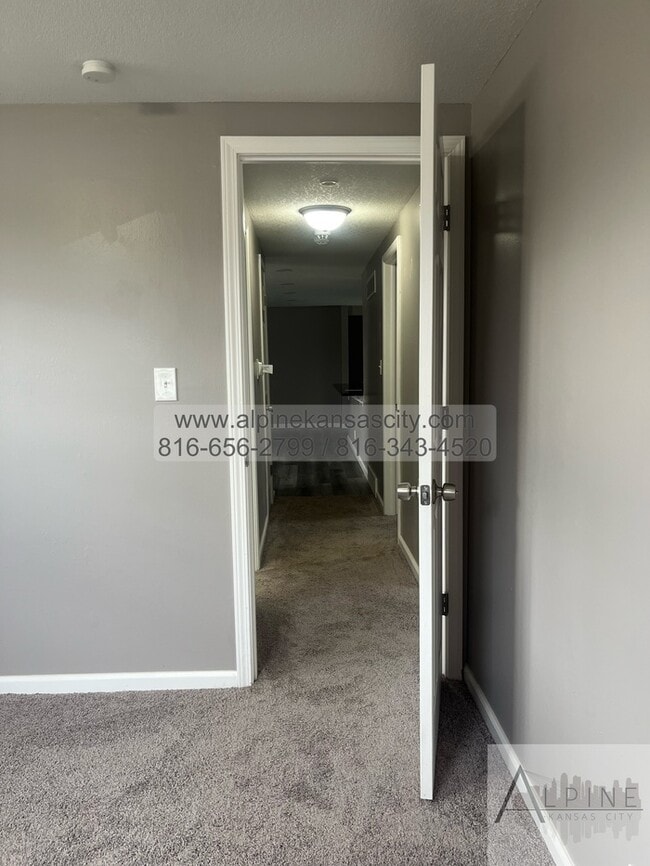 Building Photo - Available Mid January! 5 Bedrooms, PLUS Rec Room in Gladstone!