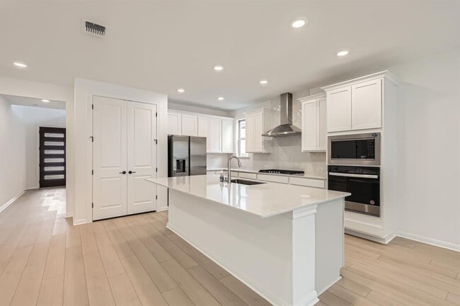 Building Photo - 1208 Legends Ln