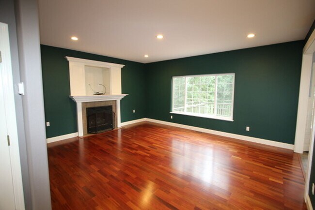Building Photo - 9010 Sahalee Dr