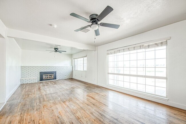 Building Photo - Adorable 3 BR 1 BA Home In A Well Desired Clovis Neighborhood - Available Soon!