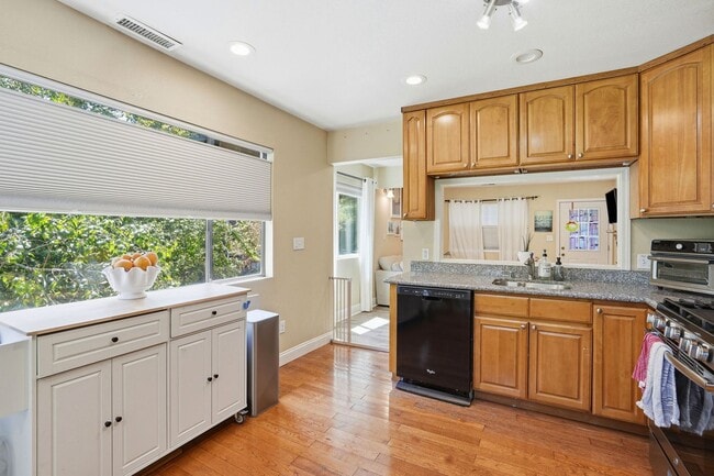Building Photo - Beautiful Spacious 3-bedroom 2-Bath in Oakland!