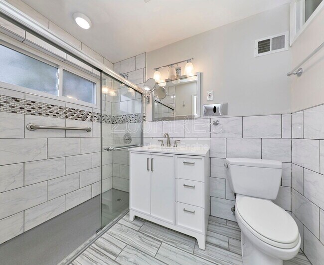 Building Photo - 9210 Medallion Ct