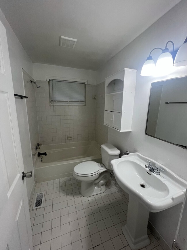 Building Photo - 2933 Courtney Rd