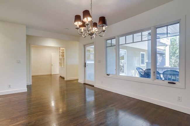 Building Photo - Beautiful 4 Bed/4 Bath Family Home w/pool Available Now!!