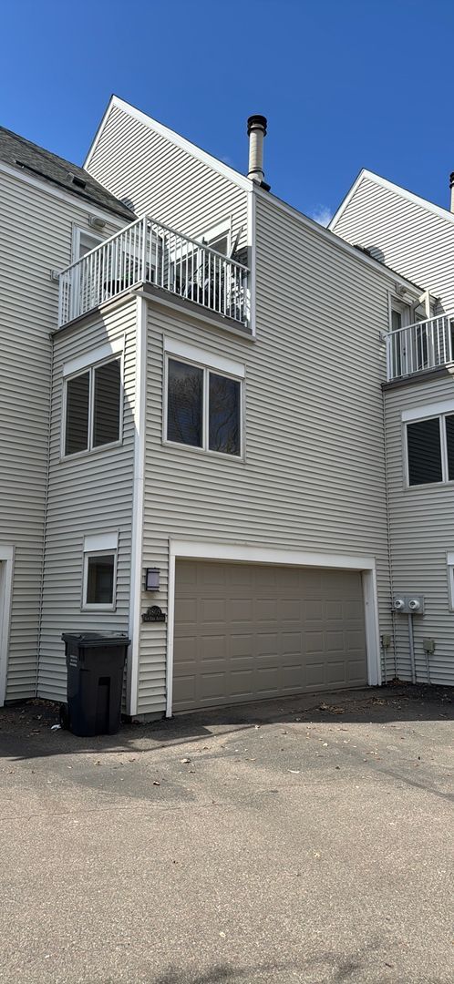 Building Photo - AVAILABLE June 1st! Spacious and Updated 2 Bedroom, 1.5 Bathroom Townhome