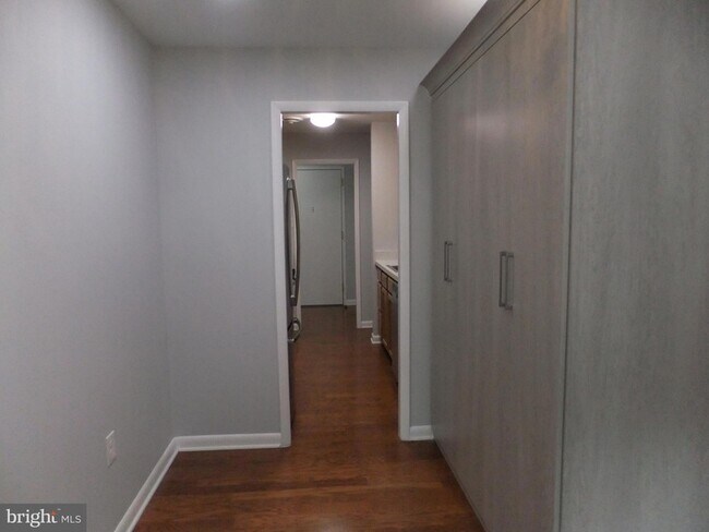 Building Photo - 1637 Oakwood Dr